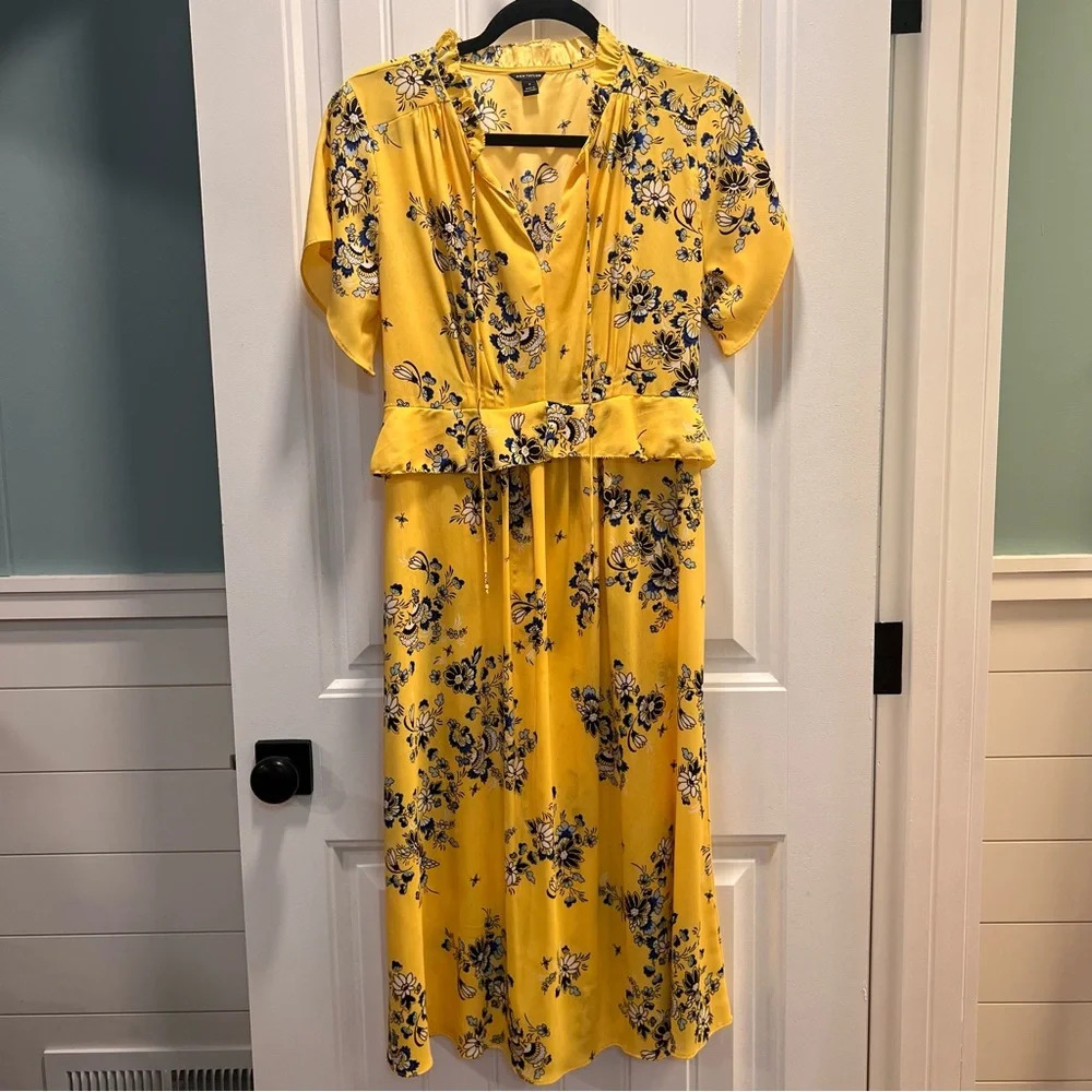 Ann‎ Taylor Beautiful Bright Yellow Short Sleeved Dress w’Blue Flowers. Size 0.